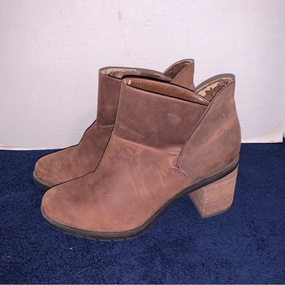 Clarks Boots Women’s 7.5 M  Ankle Booties Brown Leather Chunky Heeled Casual